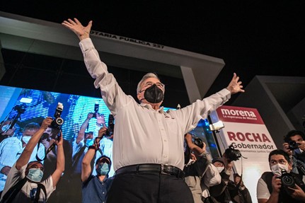 Los medios de comunicación tratando de hacer la mejor toma de Rubén Rocha Moya, candidato a la gubernatura de Sinaloa por la alianza Morena-Partido Sinaloense (PAS).