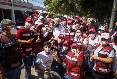 Rubén Rocha Moya rodeado de jóvenes y simpatizantes de MORENA.