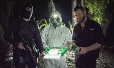 David Beriain con un sicario y un cocinero del Cártel de Sinaloa. Foto de El País