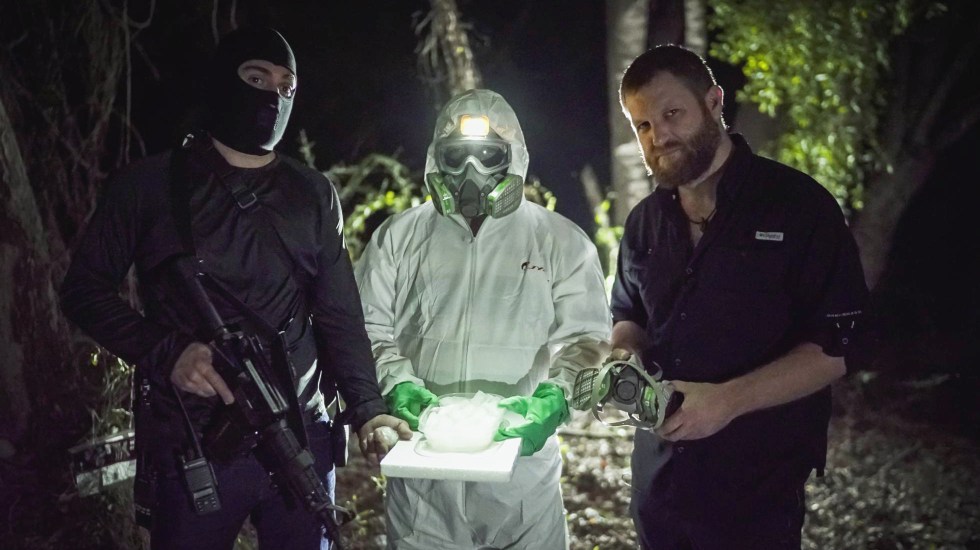 David Beriain con un sicario y un cocinero del Cártel de Sinaloa. Foto de El País