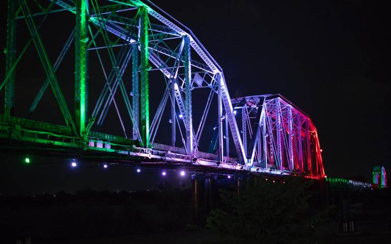 puente-negro-se-pone-tricolor