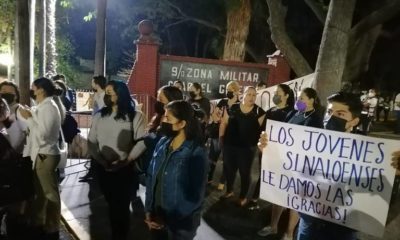 Manifestantes esperan a AMLO en cuartel militar de Culiacán