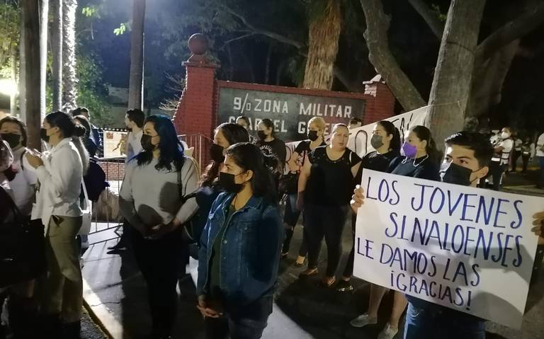 Manifestantes esperan a AMLO en cuartel militar de Culiacán