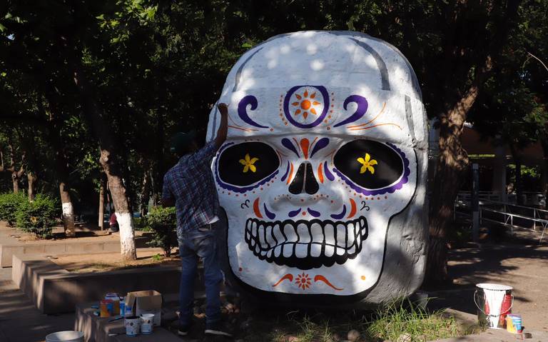 Ayuntamiento de Culiacán convierte réplica de cabeza olmeca en calaverita