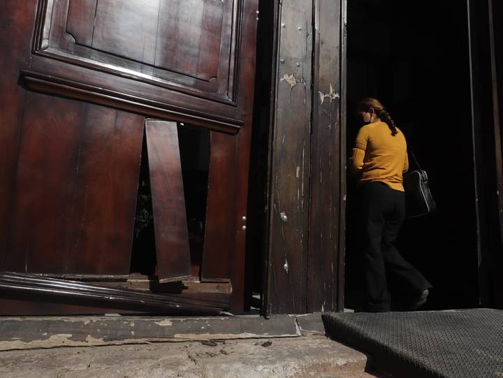 Roban 11 mil pesos y rompen puerta principal de la Catedral de Culiacán